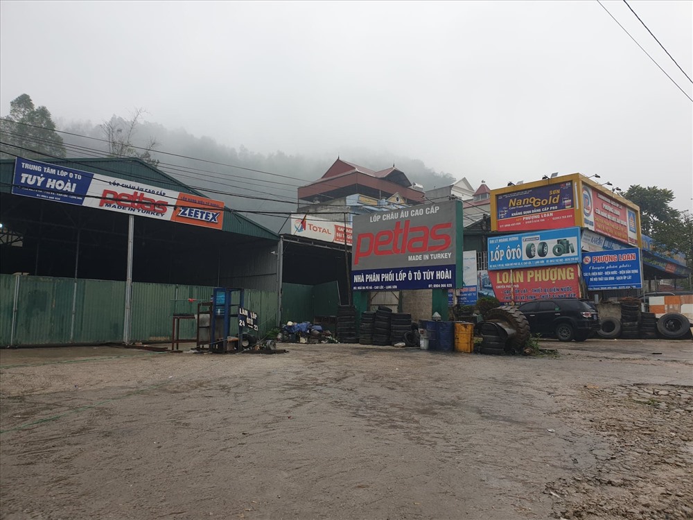 2 xưởng sửa chữa ô tô vẫn đóng kín cửa, chưa hoạt động trở lại.