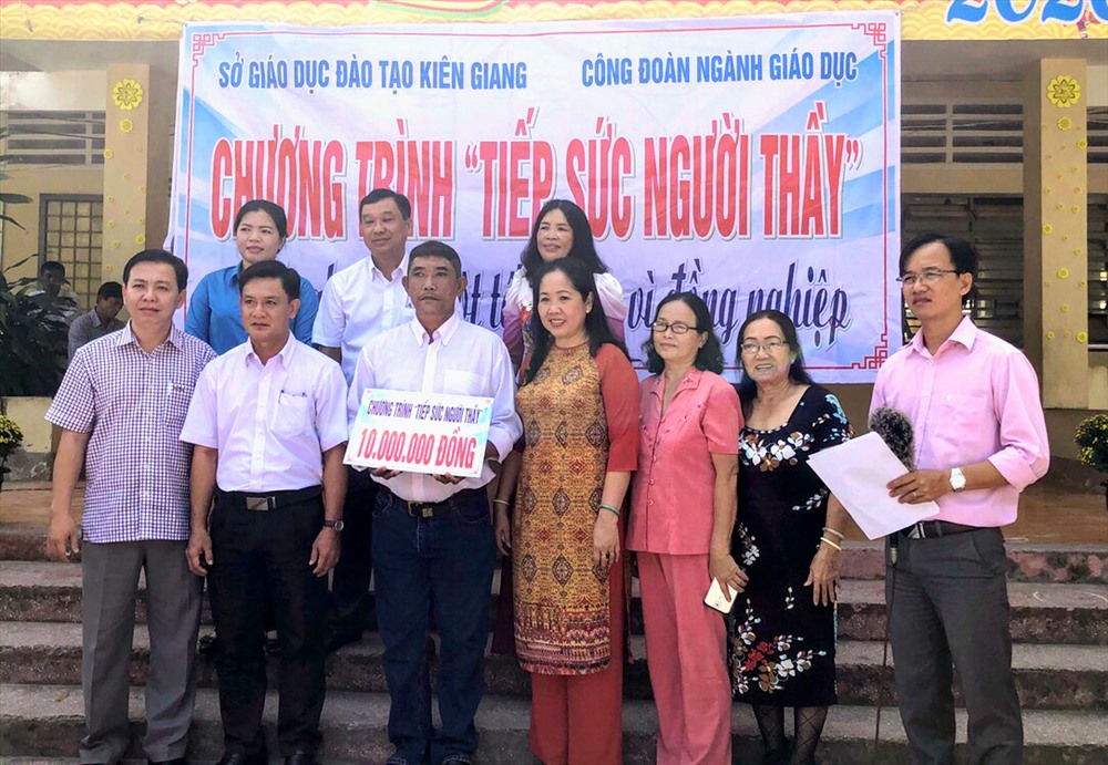 Trao hỗ trợ cho thầy Nguyễn Văn Cưng. Ảnh: LTM