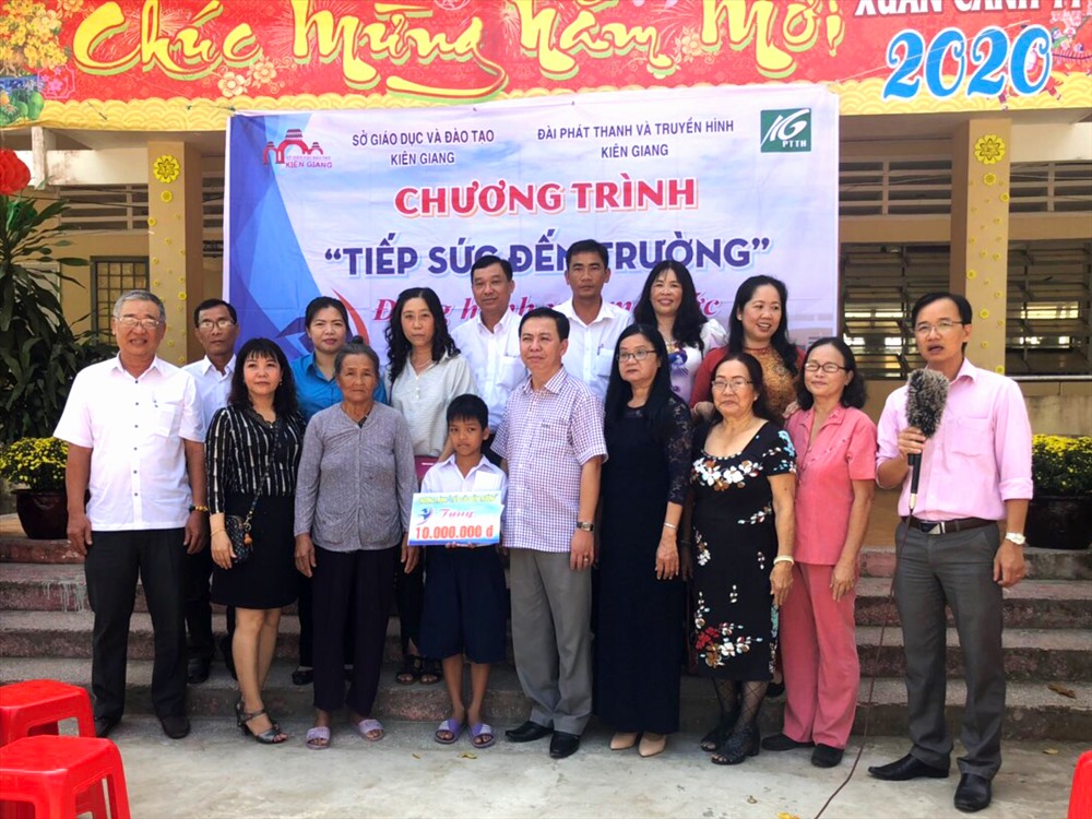 Trao hỗ trợ Tiếp sức đến trường cho em Mai Văn Tình. Ảnh: LTM