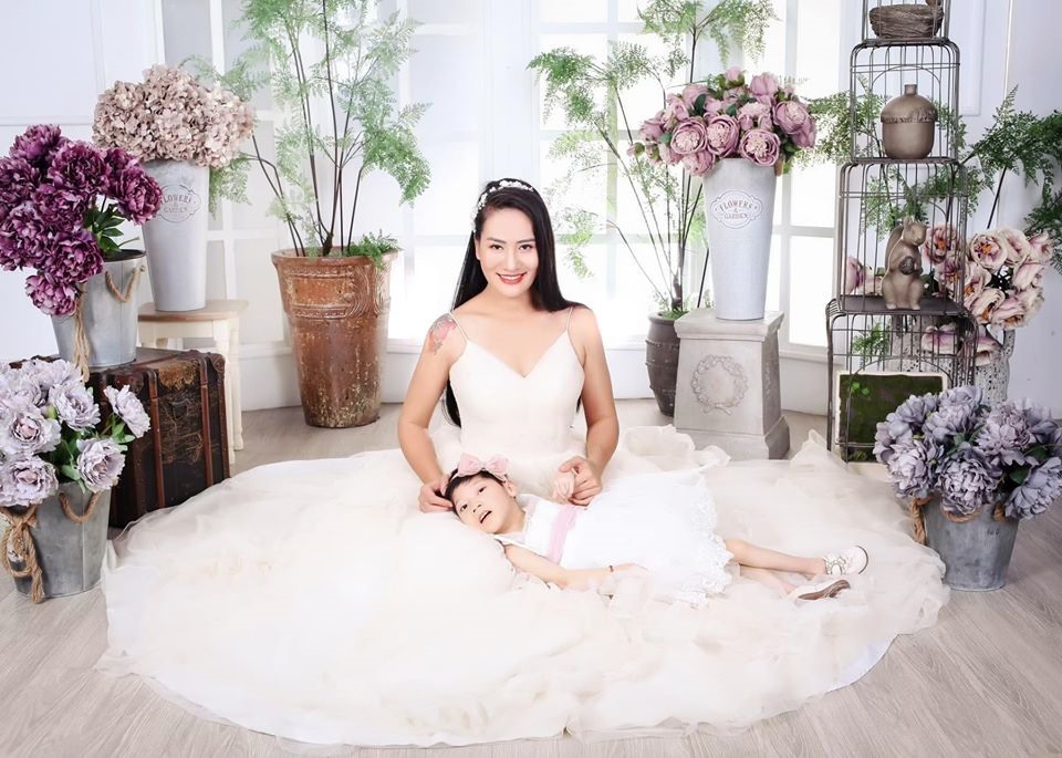Diễn viên Minh Cúc và con gái nhỏ. Ảnh: NVCC