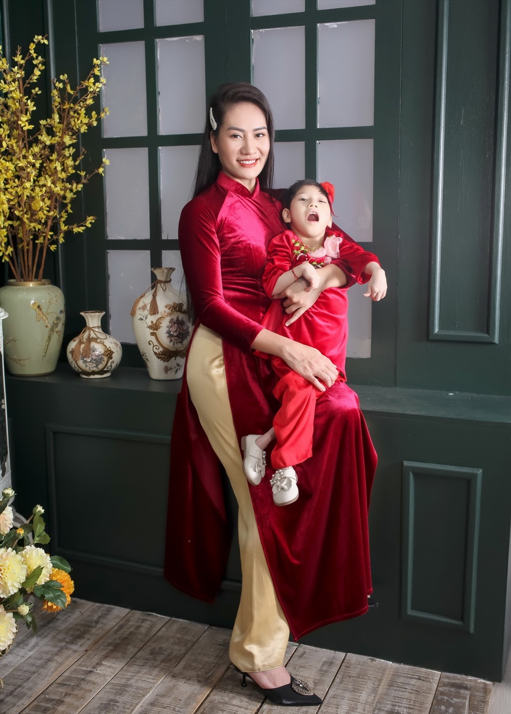 Minh Cúc dành hết tình cảm cho con gái. Ảnh: NVCC