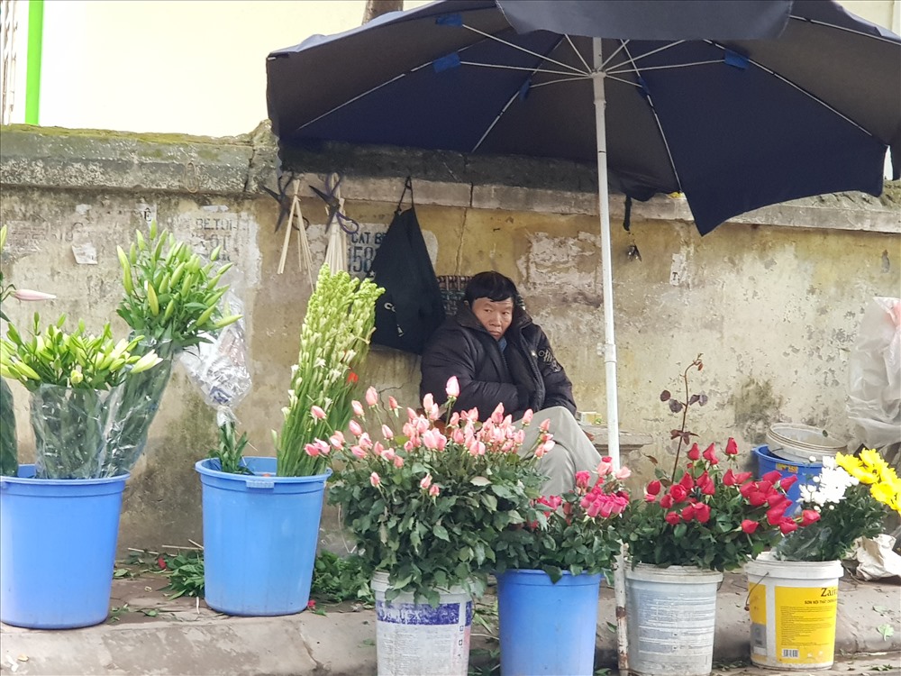 Những “ông chủ, bà chủ” ở chợ cóc chợp mắt lúc vắng khách.