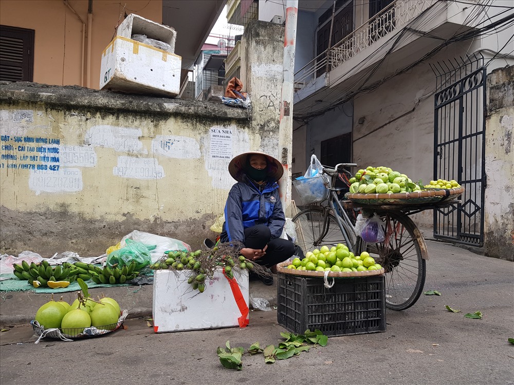 Những “ông chủ, bà chủ” ở chợ cóc chợp mắt lúc vắng khách.