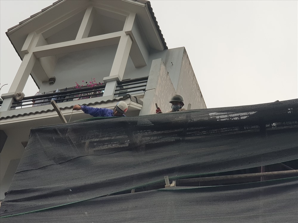 Nhiều công nhân xây dựng vẫn đang miệt mài trên các công trường.