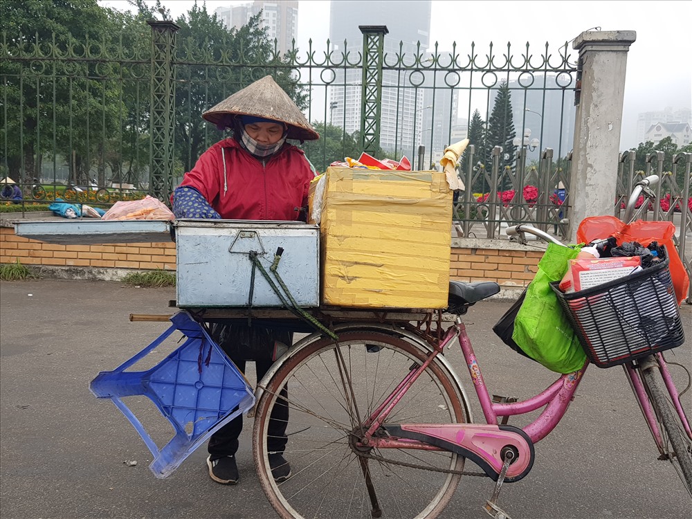 Cô Kim Anh (quê ở Hưng Yên) vẫn tranh thủ ba ngày Tết ở lại kiếm thêm một ít tiền để về quê.