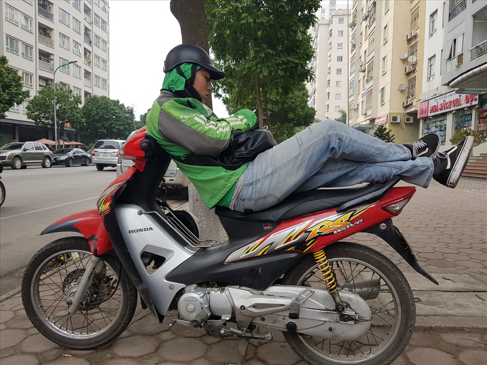 Nguyễn Xuân Tùng (quê ở Quảng Ninh) đang nghỉ ngơi sau một cuốc xe dài.