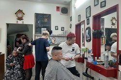 Tiệm cắt tóc, uốn mi làm việc xuyên trưa, kiếm trăm triệu ngày Tết