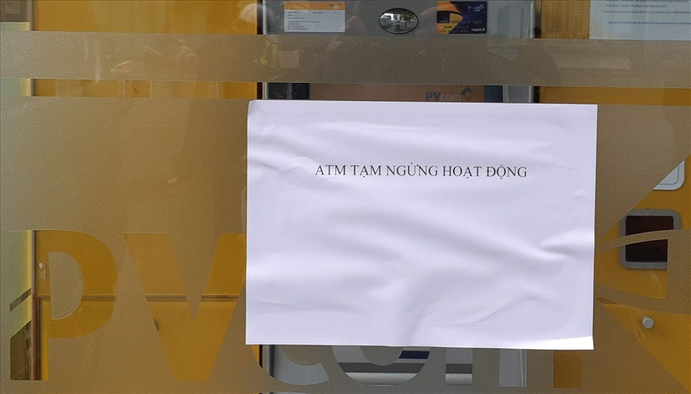 ATM của PVCombank được dán thông báo tạm ngừng hoạt động. Ảnh: LD