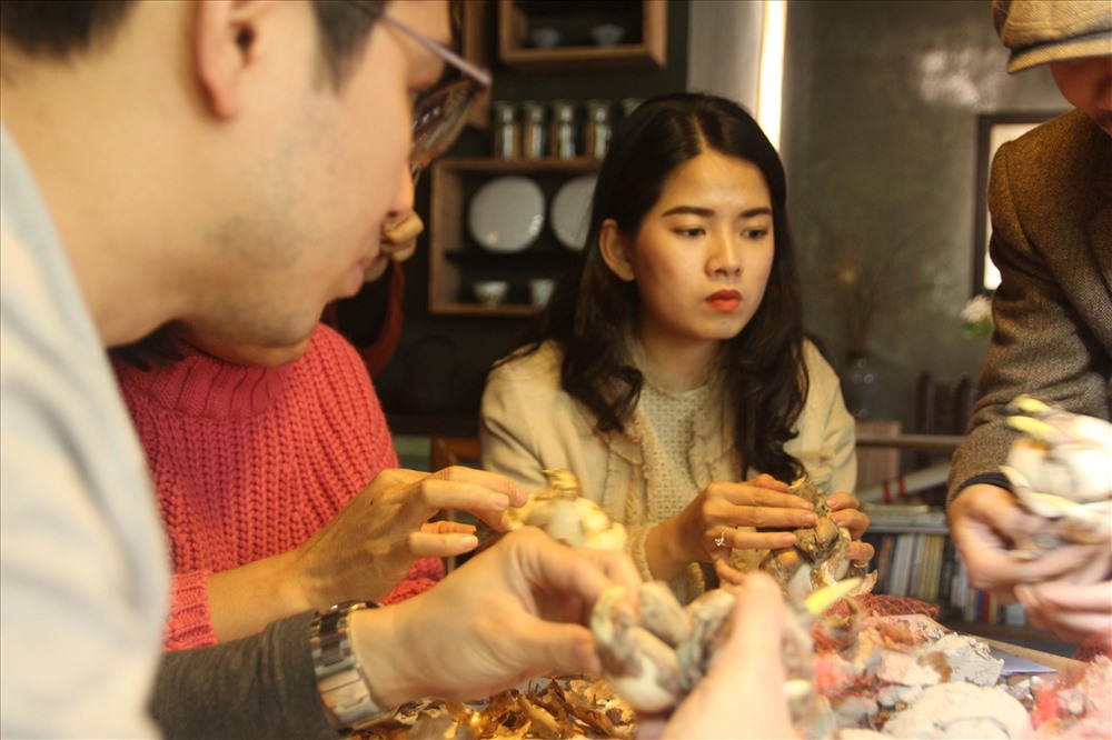 Nhiều bạn trẻ thích thú học cách gọt củ thuỷ tiên.