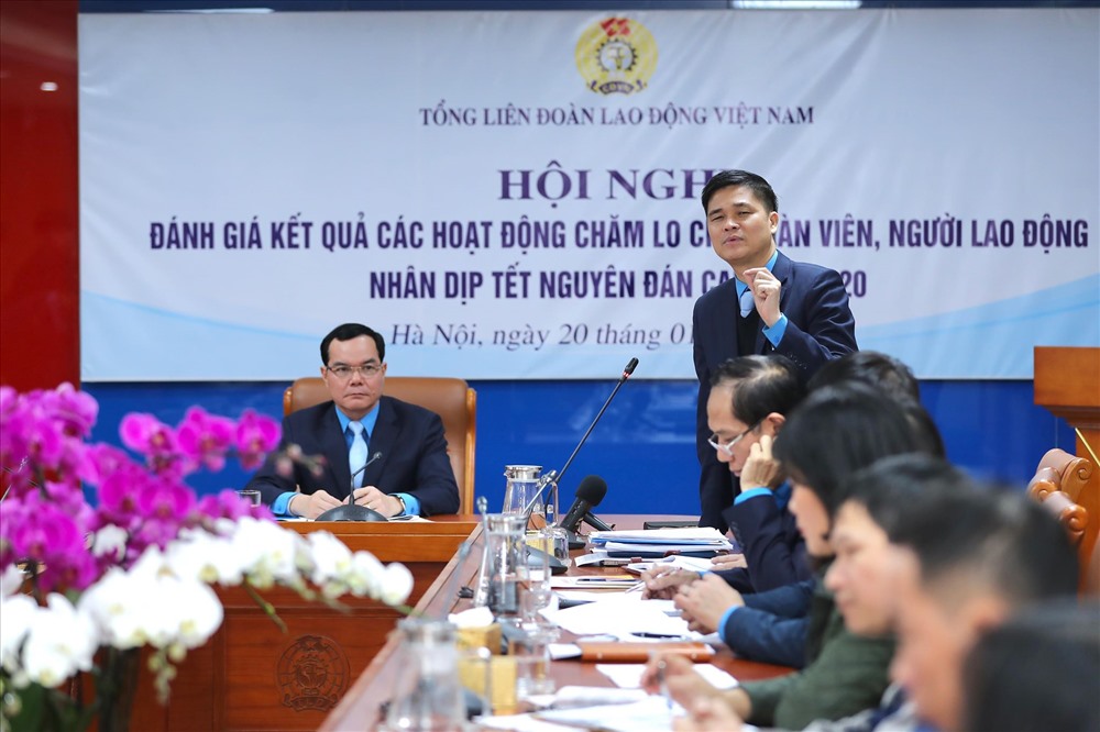 Phó Chủ tịch Tổng LĐLĐVN Ngọ Duy Hiểu cung cấp thông tin tại Hội nghị. Ảnh: Sơn Tùng