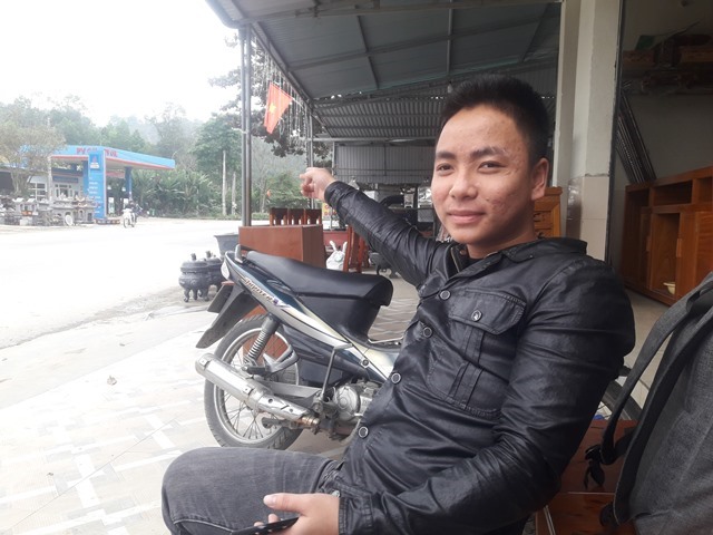 Anh Sỹ nhà đối diện cửa hàng xăng dầu xảy ra vụ cướp dành nhiều lời khen anh Hạnh đã gan dạ đối phó với tên cướp. Ảnh: Trần Tuấn