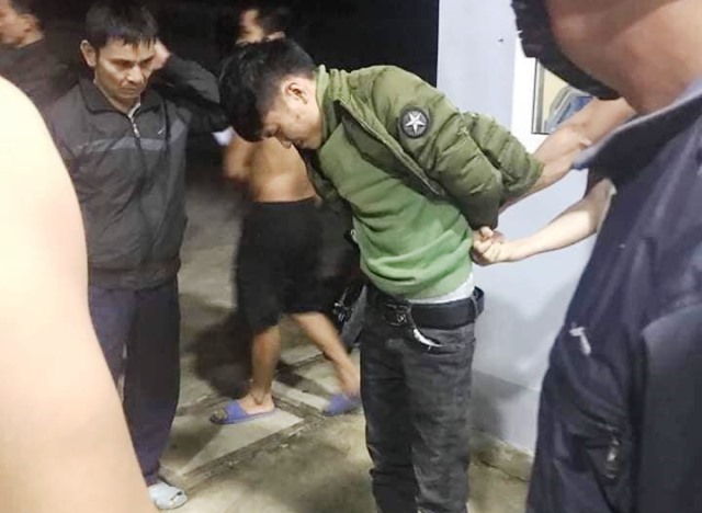 Tên cướp sau khi bị anh Hạnh quật ngã, hô hoán thì nhiều người dân đến khống chế, bắt giữ
