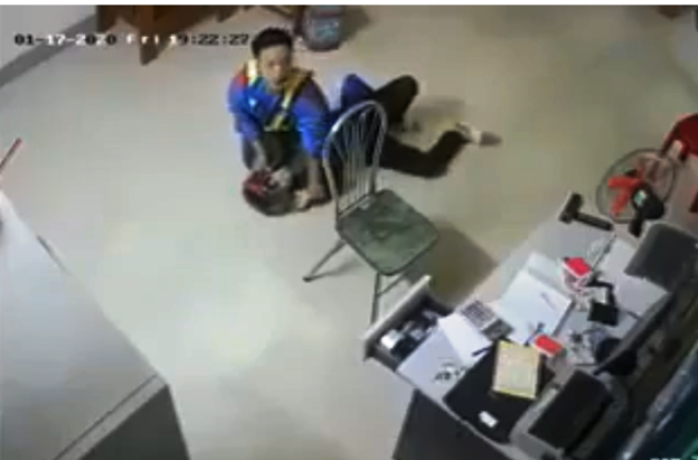 Anh Hạnh khống chế được tên cướp. Ảnh cắt từ video trích xuất camera của cửa hàng xăng dầu Bãi Trạm