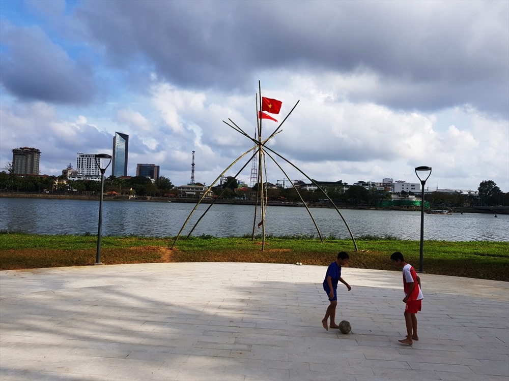 Có những khoảng rộng cho trẻ em nô đùa. Ảnh: PV.