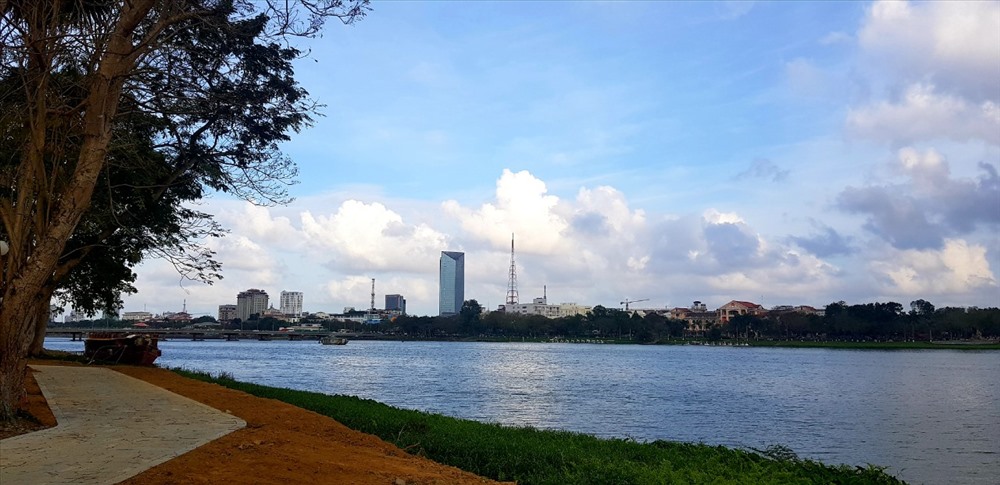 Đứng ở không gian này nhìn qua phía Nam có thể thấy rõ một bên cổ kính, êm đềm, còn bên kia sôi động, với rất nhiều tòa nhà cao tầng. Ảnh:PV.