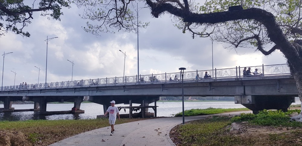 Tuy chưa hoàn thiện nhưng đường đi bộ này thu hút nhiều người dân và du khách mỗi ngày. Ảnh: PV.