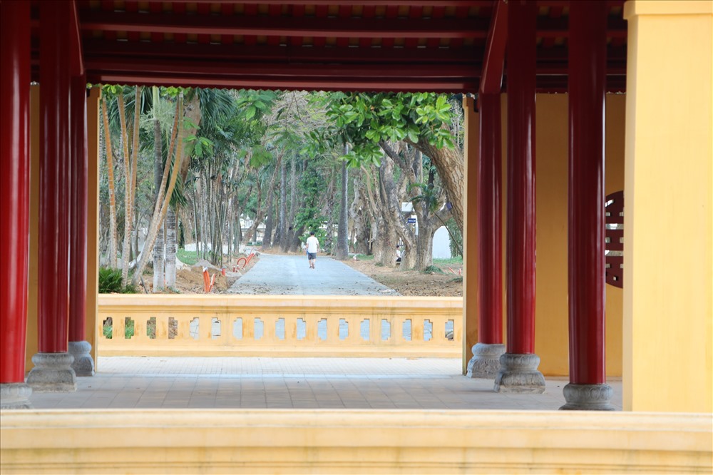 Tuy chưa hoàn thiện nhưng đường đi bộ này thu hút nhiều người dân và du khách mỗi ngày. Ảnh: PV.