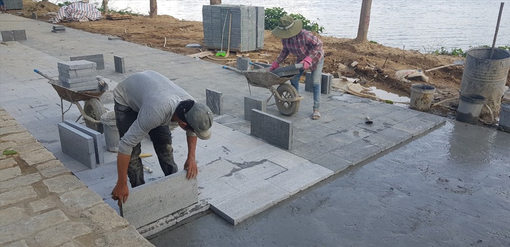 Đến thời điểm này, việc chỉnh trang cơ bản gần như hoàn thiện. Được ốp đá xuyên suốt thay cho những lớp đá xuống cấp từ trước, tuyến đường vẫn giữ được sự hài hòa khi nép mình giữa những thảm cỏ được chăm chút cùng mảng xanh hai bên được cắt tỉa. Ảnh: PV.