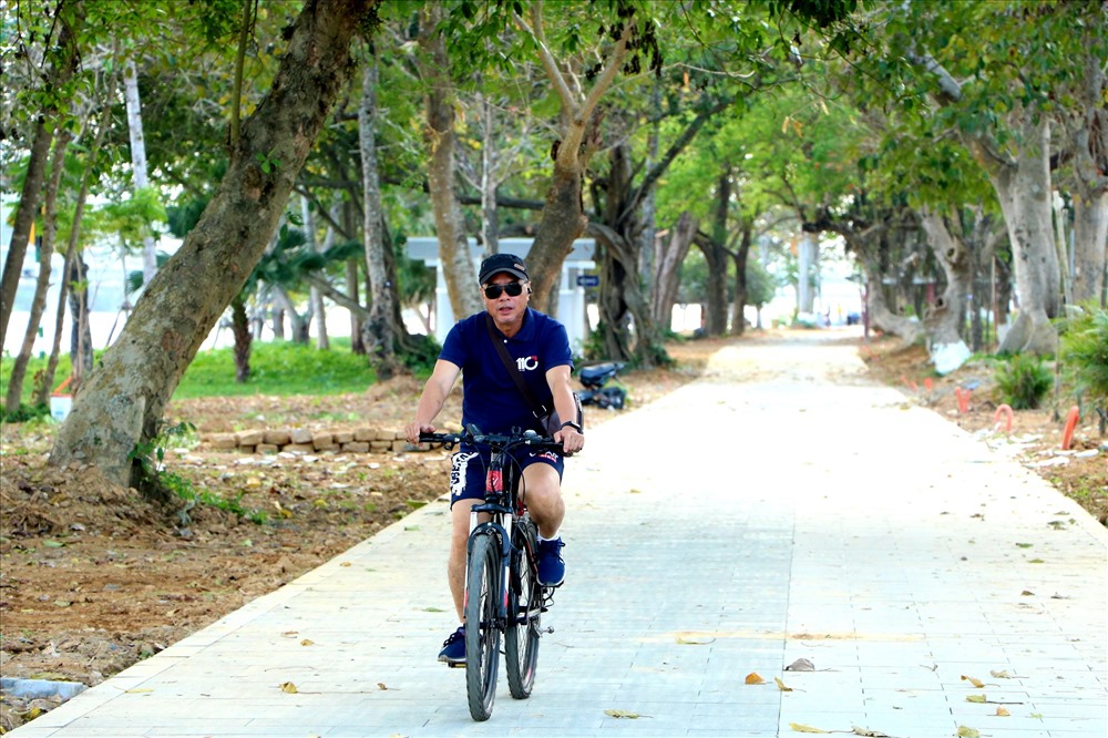 Rất nhiều người dân, du khách trong và ngoài nước khá thích thú, ấn tượng khi đi dạo dọc theo con đường này. Nhiều người cho biết, khác với sự hiện đại, hệ thống cầu gỗ lim ở bên kia bờ thì đường đi bộ dọc sông bờ Bắc sông Hương thơ mộng hơn bởi nép dưới tán rất nhiều cây xanh. Ảnh: PV.