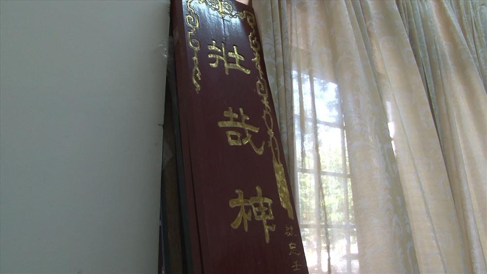 Một trong số 12 bức liễng quý bằng gỗ mà đối tượng Nguyễn Viết Tuấn ăn trộm tại đình làng Xuân Hoà (số 86 đường Nguyễn Phúc Nguyên, phường Hương Long, TP.Huế). Ảnh: CA cung cấp