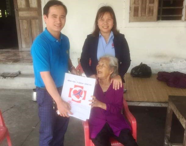 Trao quà cho người già