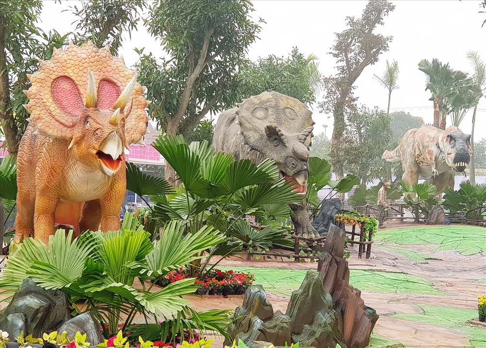 Công viên khủng long quy tụ hơn 200 loài khủng long lớn nhỏ. Ảnh: NT
