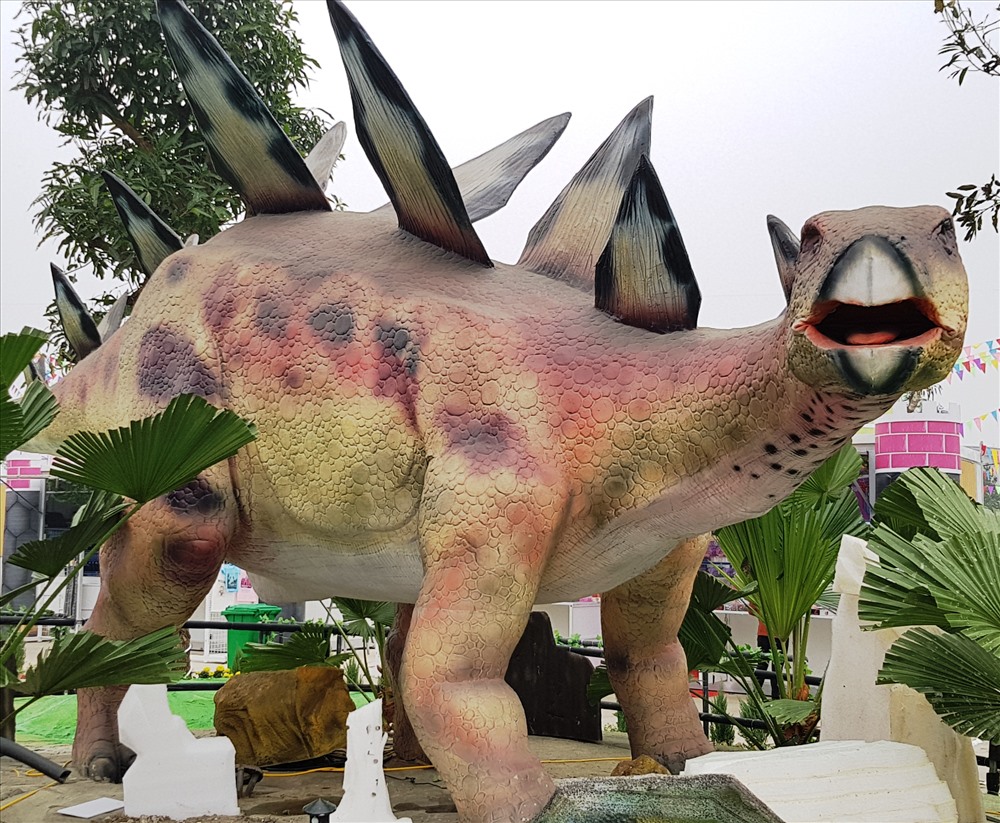 Bước chân vào Công viên du khách như đang lạc vào một không gian hoàn toàn khác của kỷ Tam Điệp, Jura và kỷ Phấn Trắng – Nơi những loại động vật khổng lồ cổ đại thống trị. Ảnh: NT
