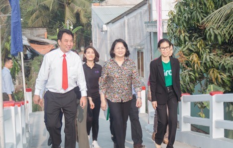 Phó Chủ tịch nước Đặng Thị Ngọc Thịnh và Chủ tịch UBND tỉnh Vĩnh Long cùng khánh thành cầu. (Ảnh: Tất Đạt).