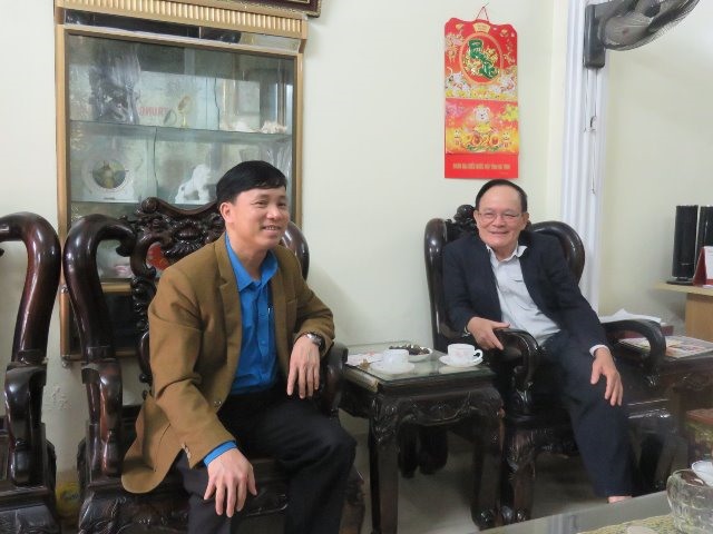 Chủ tịch LĐLĐ Hà Tĩnh tặng quà cho ông Dương Hữu Giáo - nguyên Chủ tịch LĐLĐ tỉnh Hà Tĩnh