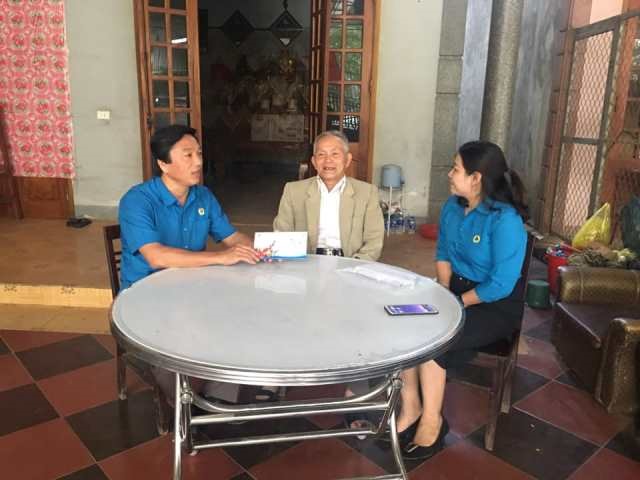 Theo ủy quyền của LĐLĐ Hà Tĩnh, lãnh đạo LĐLĐ huyện Hương Khê đi trao quà cho một số người nguyên là cán bộ công đoàn trên địa bàn