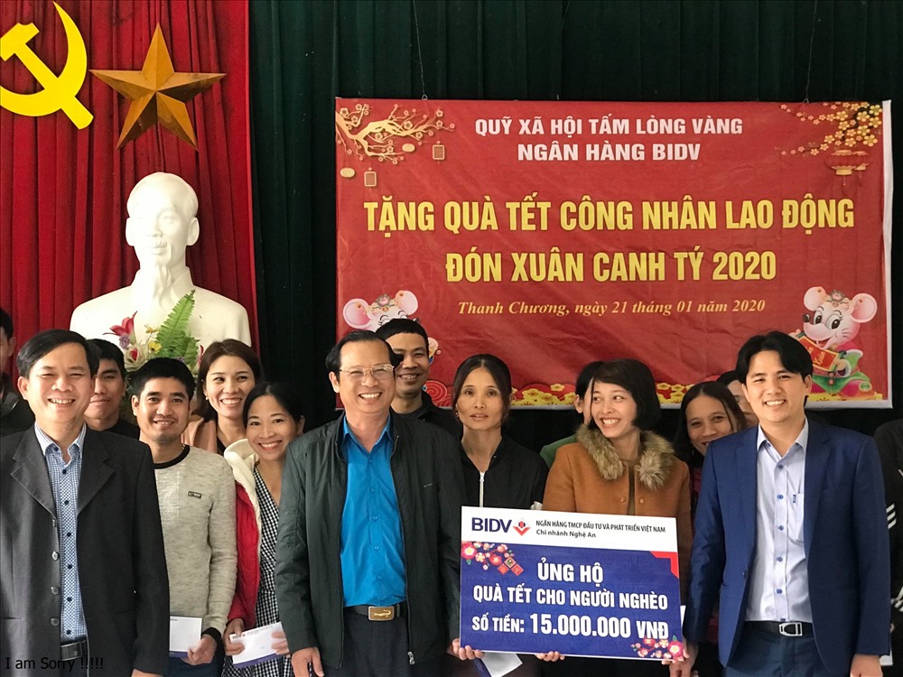Đại diện Quỹ Tấm lòng Vàng trao 30 suất quà do BIDV tài trợ cho 30 công nhân ngành chè Nghệ An. Ảnh: Phúc Đông