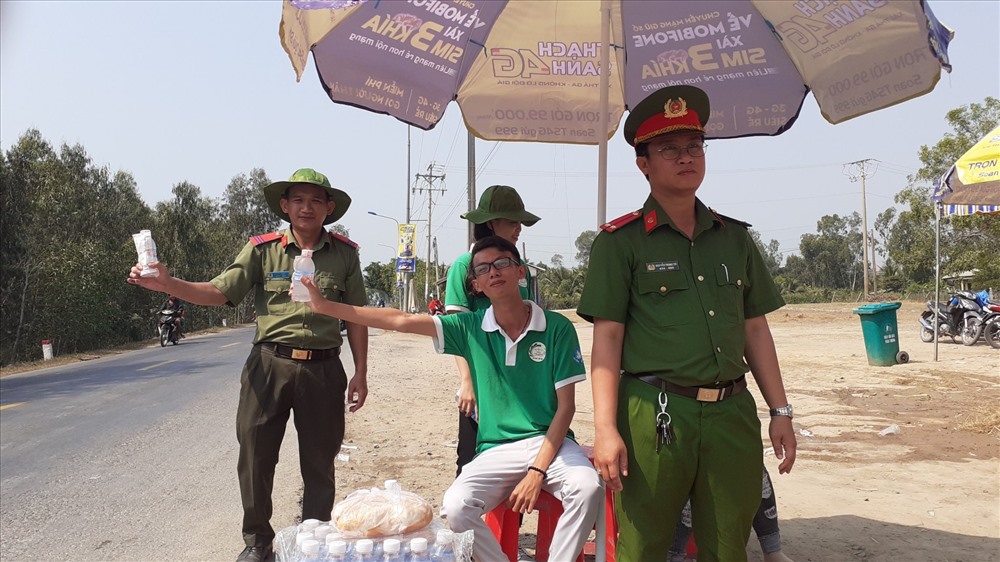 Đội tình nguyện chào mọi người. Ảnh: Khoa