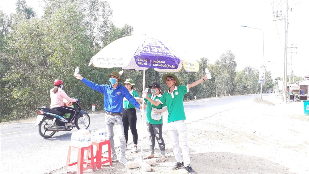 Đội tình nguyện chào mọi người. Ảnh: Khoa