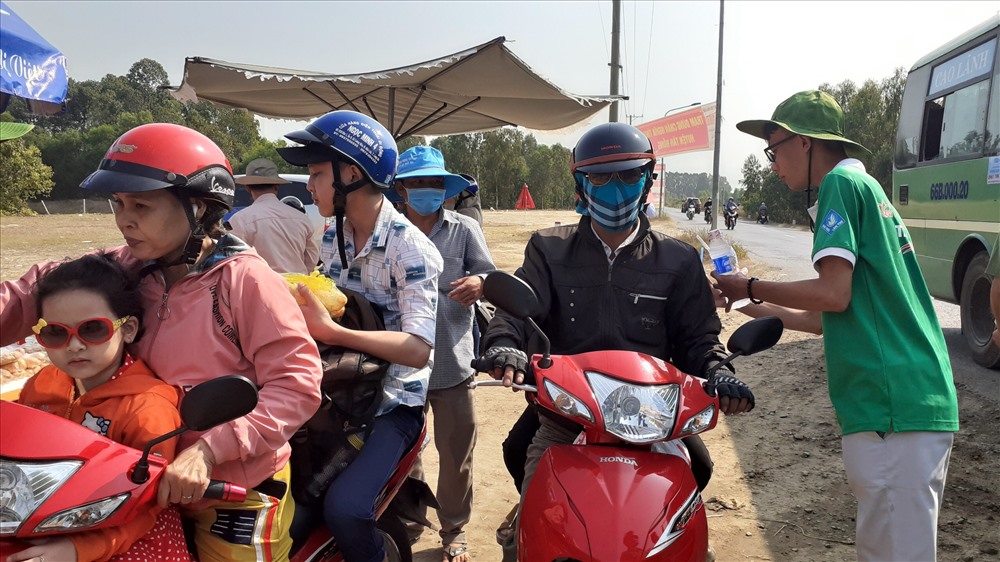 Mọi người vui vẻ nhận đồ ăn thức uống. Ảnh: Khoa