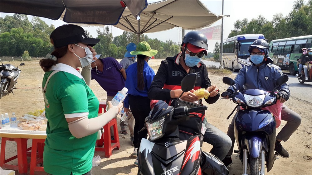 Mọi người vui vẻ nhận đồ ăn thức uống. Ảnh: Khoa