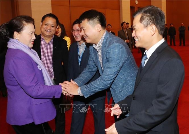 Chủ tịch Quốc hội Nguyễn Thị Kim Ngân với cán bộ, nhân viên Văn phòng Quốc hội. Ảnh: Trọng Đức/TTXVN