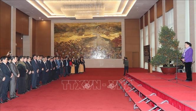 Chủ tịch Quốc hội Nguyễn Thị Kim Ngân chúc Tết cán bộ, nhân viên Văn phòng Quốc hội. Ảnh: Trọng Đức/TTXVN