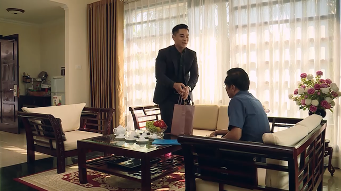 Bí thư Nhân từ chối nhận quà quê. Ảnh: CMH.