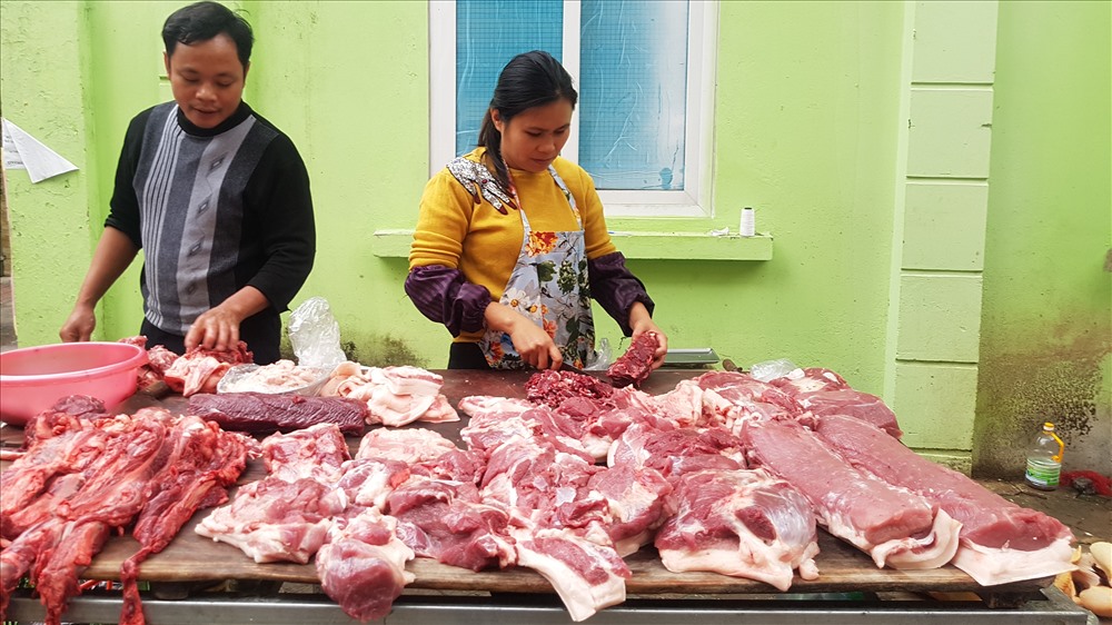 Đến 10 giờ trưa 27 Tết, sạp thịt lợn nhà anh Quân vẫn còn đầy ắp. Ảnh: Kh.V