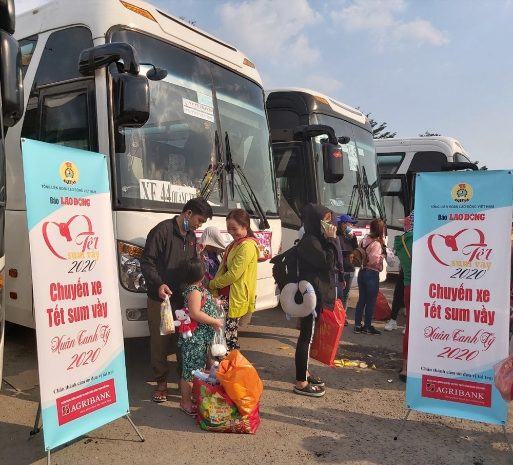 Nhờ những vé xe được tài trợ, nhiều CN được về quê sum họp cùng gia đình dịp Tết. Ảnh Nam Dương