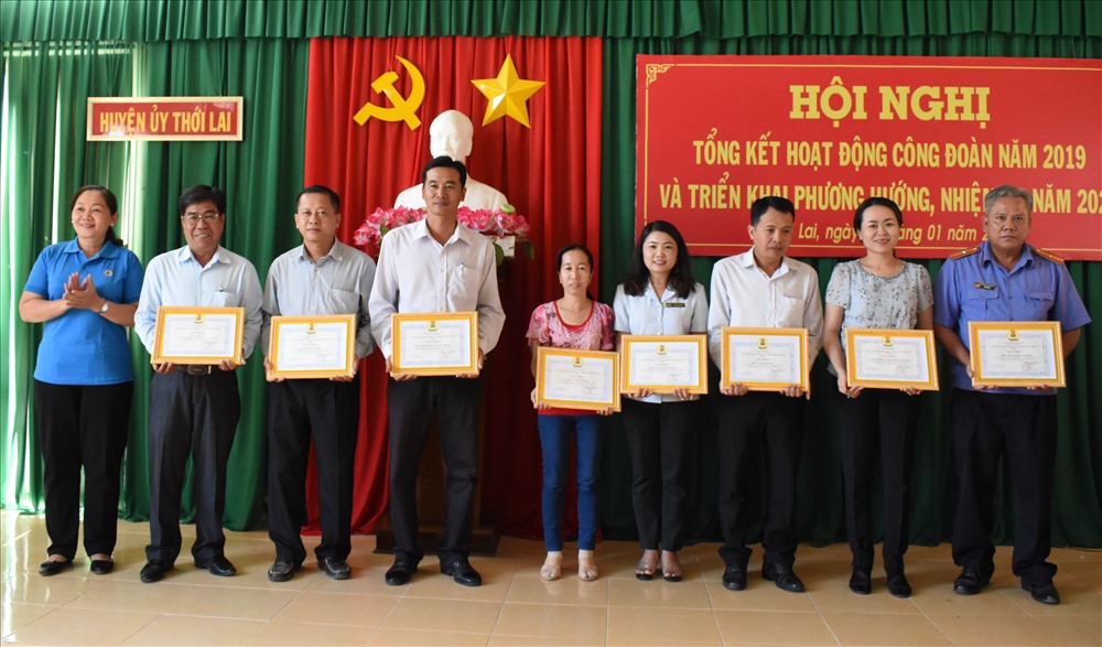Trao Giấy khen cho tập thể và cá nhân có thành tích xuất sắc trong hoạt động Công đoàn. Ảnh: Thành Nhân