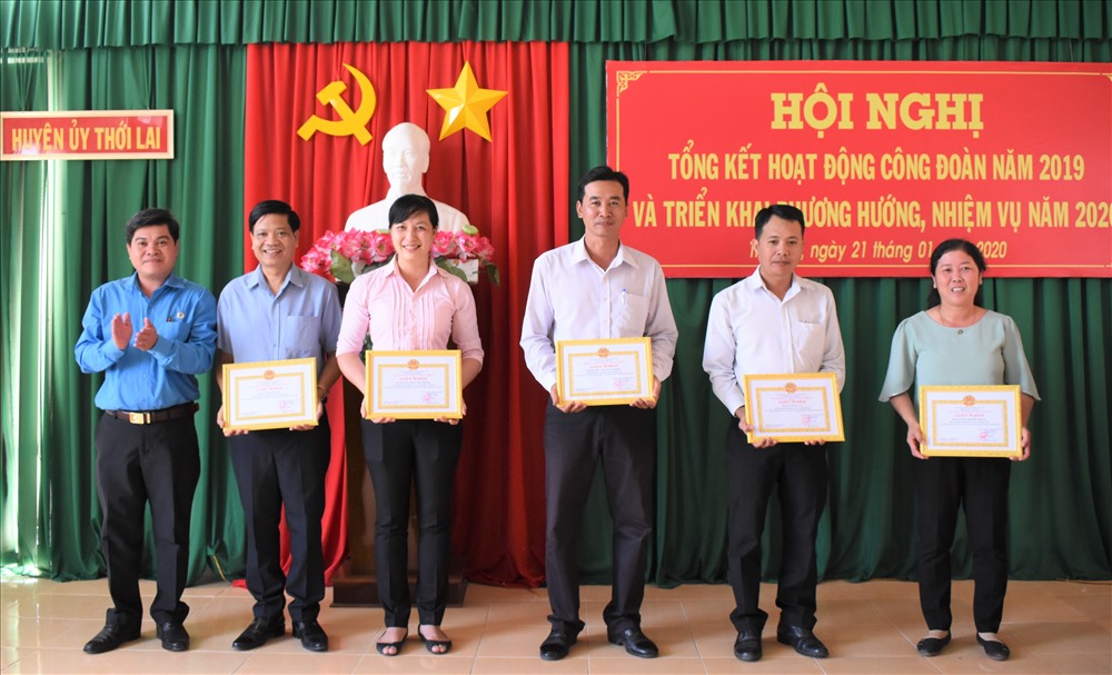 Trao Giấy khen cho tập thể và cá nhân có thành tích xuất sắc trong hoạt động Công đoàn. Ảnh: Thành Nhân