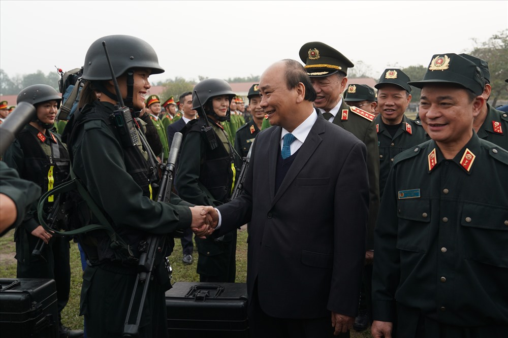 Thủ tướng thăm hỏi, động viên các chiến sĩ CSCĐ. Ảnh: VGP