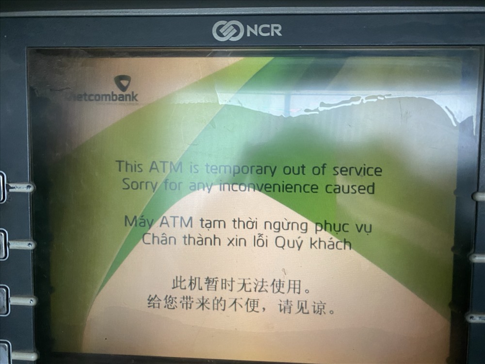 ATM của Vietcombank báo lỗi. Ảnh L.Hương