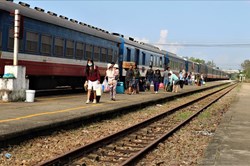Chuyến tàu cuối năm hối hả lăn bánh đưa hành khách về quê ăn tết
