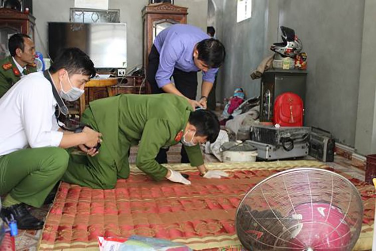 Lực lượng chức năng khám nghiệm tại nhà Bùi Văn Công. Ảnh: Công an Điện Biên.