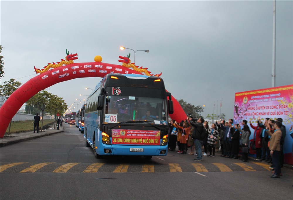 Đúng 6h30, những chuyến xe khởi hành đưa công nhân các tỉnh Thanh Hóa, Nghệ An, Hà Tĩnh, Ninh Bình...về quê đón Tết. Ảnh MD