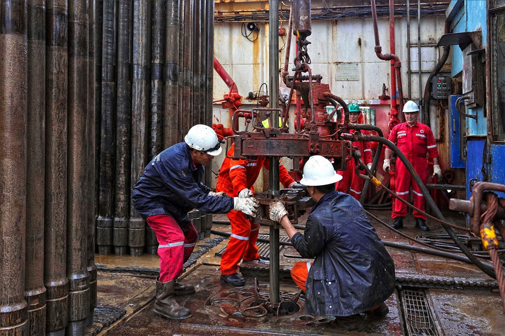 Người lao động Vietsovpetro miệt mài làm việc trên giàn khoan. Ảnh: CĐ DK