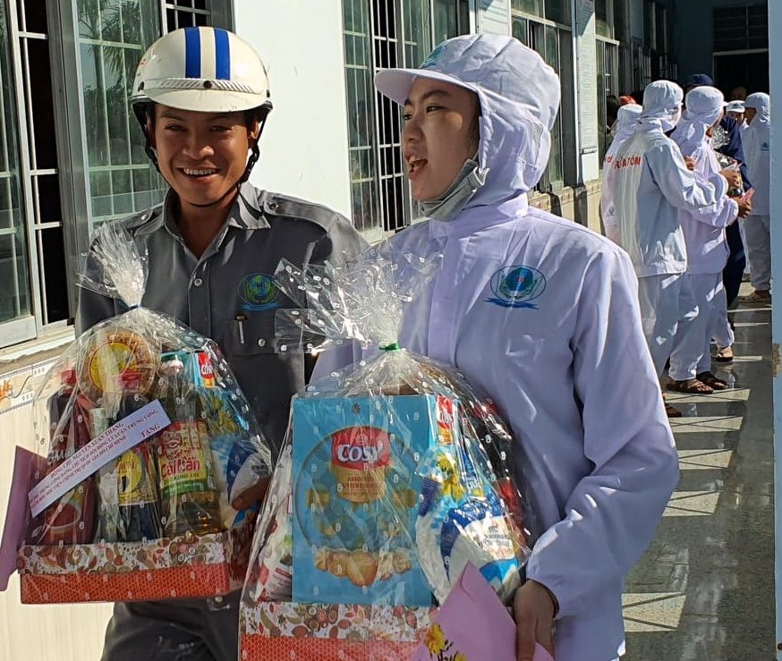 Niền vui của đoàn viên , công nhân lao động tại huyện Cái Nước, Cà Mau khi được sẻ chia (ảnh Nhật Hồ)