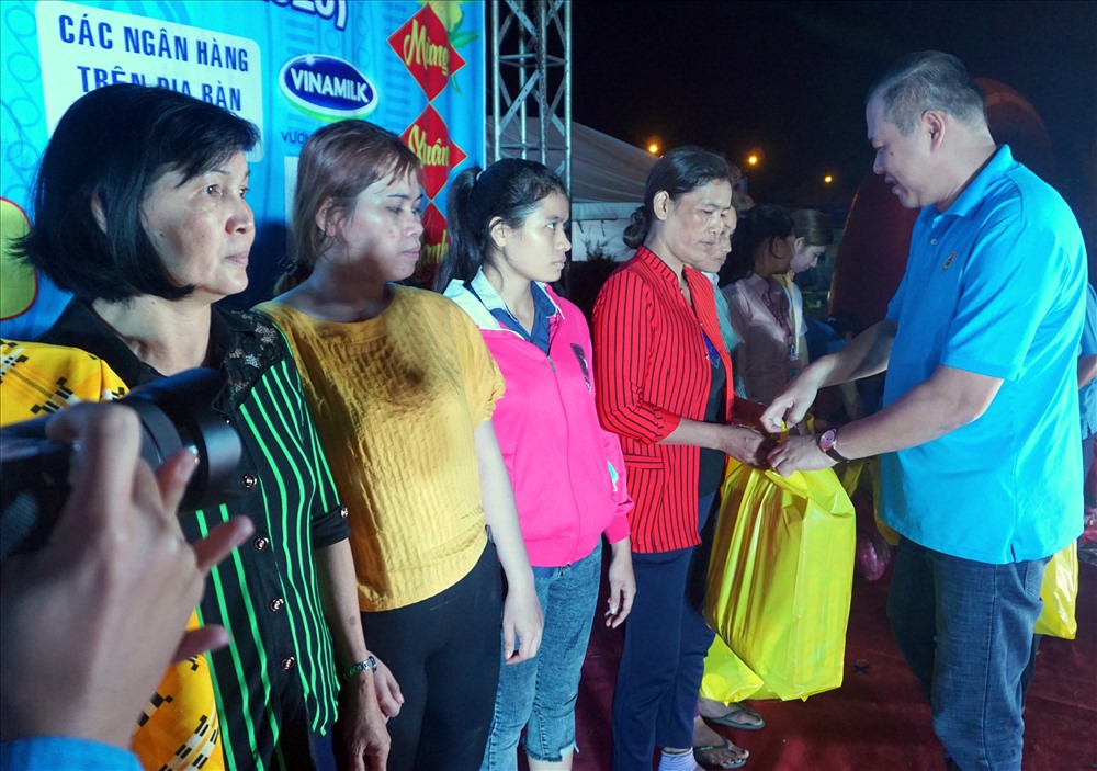 Đồng chí Nguyễn Minh Dũng, ủy viên Đoàn chủ tịch, Trưởng Ban Tài chính Tổng LĐLĐ Việt Nam trao quà cho công nhân tại Sóc Trăng (ảnh Nhật Hồ)